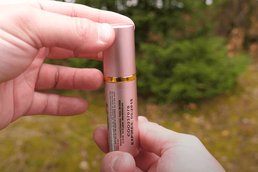 Spray obronny szminka UV Sabre Red<sup>®</sup>. Źródło: Rigad
