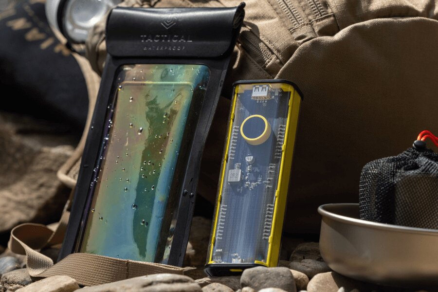 Powerbank C4 Explosive Tactical<sup>®</sup> 9600 mAh i wodoodporne etui na telefon do użytku na zewnątrz. Foto: Rigad