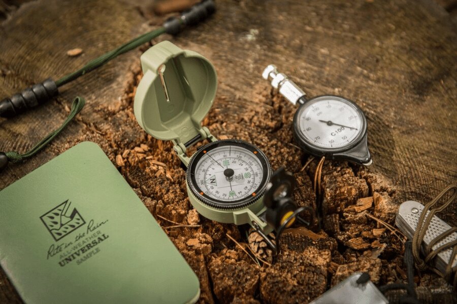Kompas Ranger MK2 Helikon-Tex<sup>®</sup> i trwały notatnik na pniu do orientacji w terenie. Foto: Helikon-Tex, Rigad