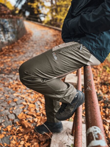 Spodnie outdoorowe Tilak na jesiennym spacerze po kamiennej ścieżce. Foto: Rigad