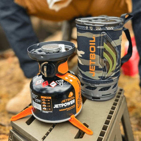 Palnik Jetboil z kartuszem Jetpower i izolatorem na podstawie. Foto: Rigad