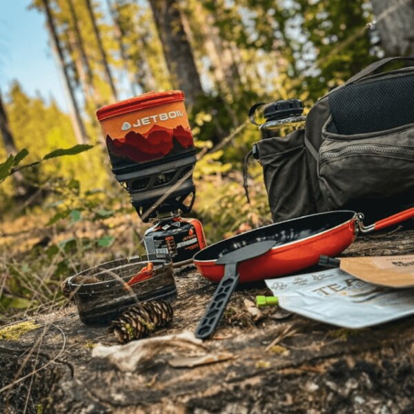 Outdoorowy kuchenka Jetboil z patelnią i akcesoriami w lesie. Foto: Rigad