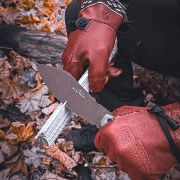Praca z nożem Noctem Hydra Knives<sup>®</sup> w skórzanych zimowych rękawicach Woodcrafter Helikon-Tex<sup>®</sup>. Źródło: Rigad