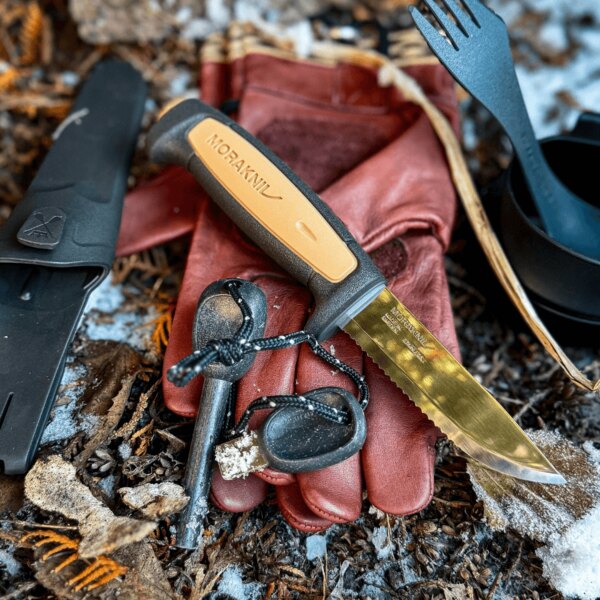 Nóż ROPE Morakniv<sup>®</sup> z krzesiwem, rękawiczkami i dodatkowym wyposażeniem bushcraftowym. Źródło: Rigad