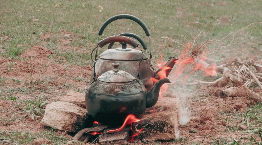 Czajnik podgrzewający wodę na ogniu
