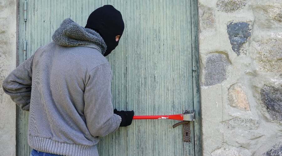 Mężczyzna dostaje się do domu za pomocą łomu