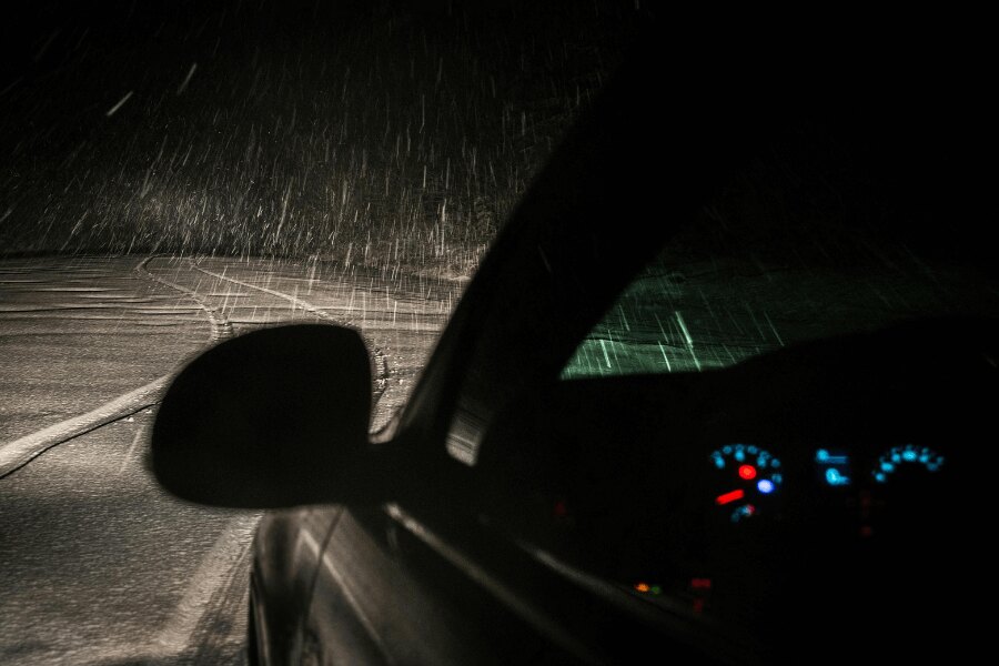 Samochód na drodze nocą podczas śnieżenia. Źródło: https://www.pexels.com/cs-cz/foto/754147/