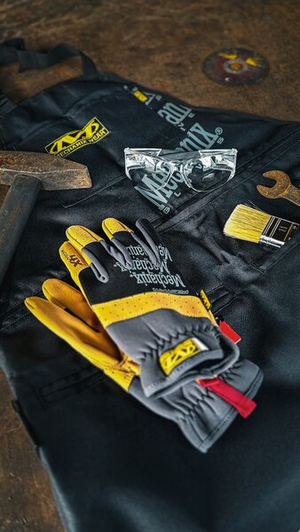 Rękawice robocze Mechanix Wear na stole warsztatowym – wytrzymałe rękawice odpowiednie do zimowego manipulowania łańcuchami, wydobywania samochodu i pracy na mrozie. Foto: Rigad