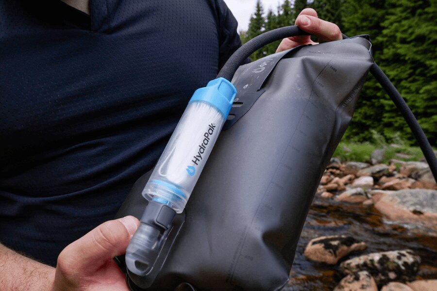 Filtr HydraPak przyłączony do systemu worka do filtracji wody w terenie. Foto: Rigad