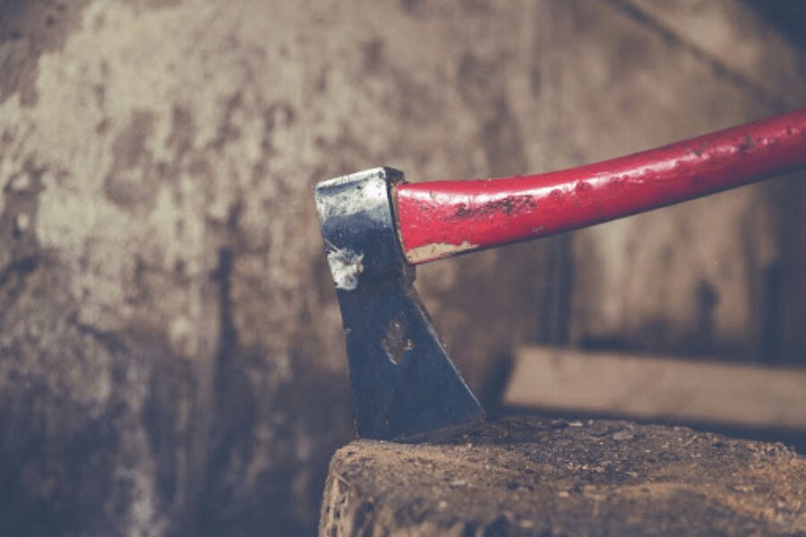 siekiera, czerwona. Źródło: https://www.pexels.com/cs-cz/foto/drevo-cervena-suchy-zed-203553/