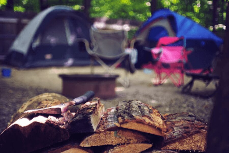 siekiera na drewnie przy kempingu. Źródło: https://www.pexels.com/cs-cz/foto/drevo-krajina-dovolena-leto-2662831/