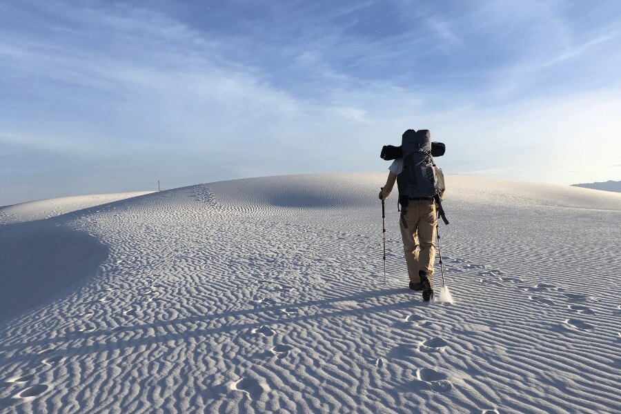 Trekking na śniegu. Źródło: https://www.pexels.com/cs-cz/foto/ryma-snih-more-krajina-1002272/