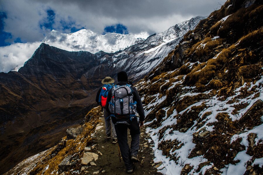 Trekking w górach. Źródło: https://www.pexels.com/cs-cz/foto/snih-krajina-hory-priroda-914128/