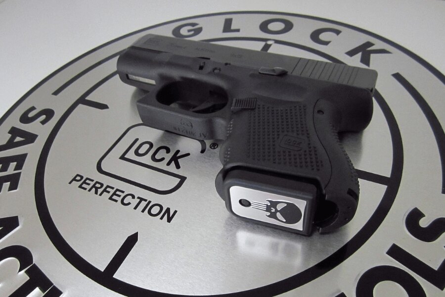 pistolet Glock. Źródło: https://pixabay.com/cs/photos/zbra%C5%88-pistole-glock-glock-26-2102396/