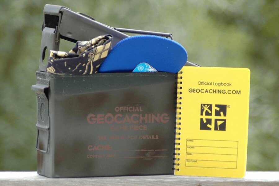 geocaching, metalowa skrytka. Źródło: https://commons.wikimedia.org/wiki/File:Geocaching_Container_-_Regular,_foto_Cache_Mania.jpg
