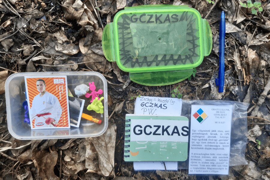 geocaching, rozłożona skrzynka