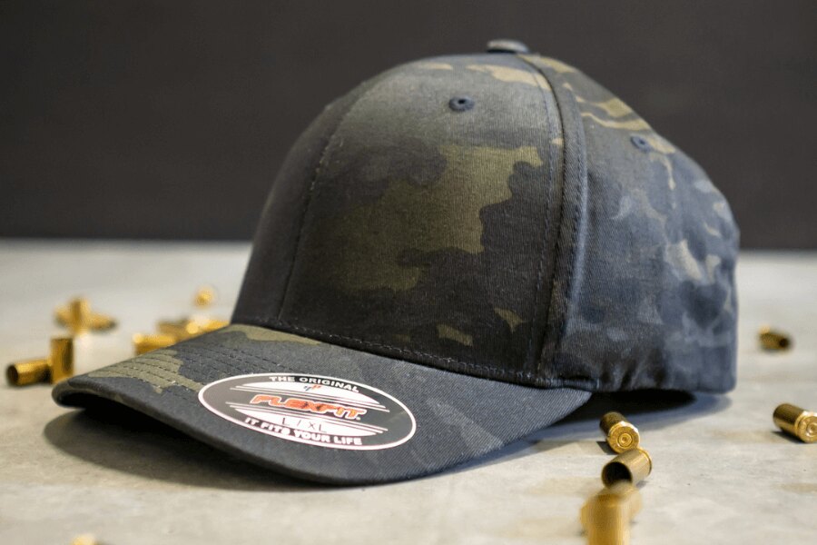 Czapka z daszkiem FlexFit w kamuflażu multicam. Źródło: koreessentials.com