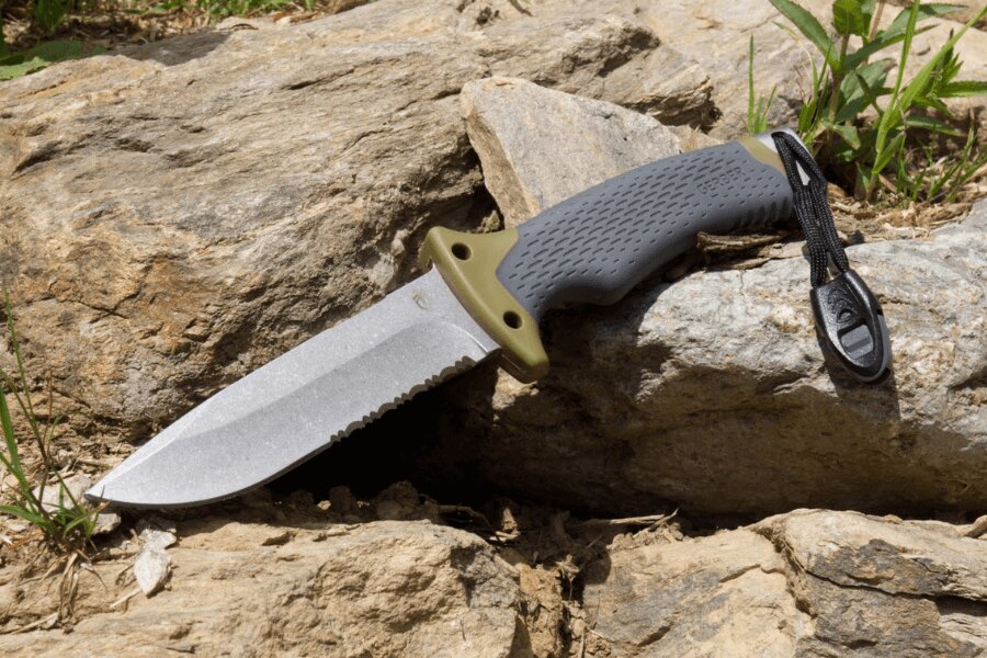 Nóż z stałą klingą Ultimate Survival Gerber. Źródło: Rigad