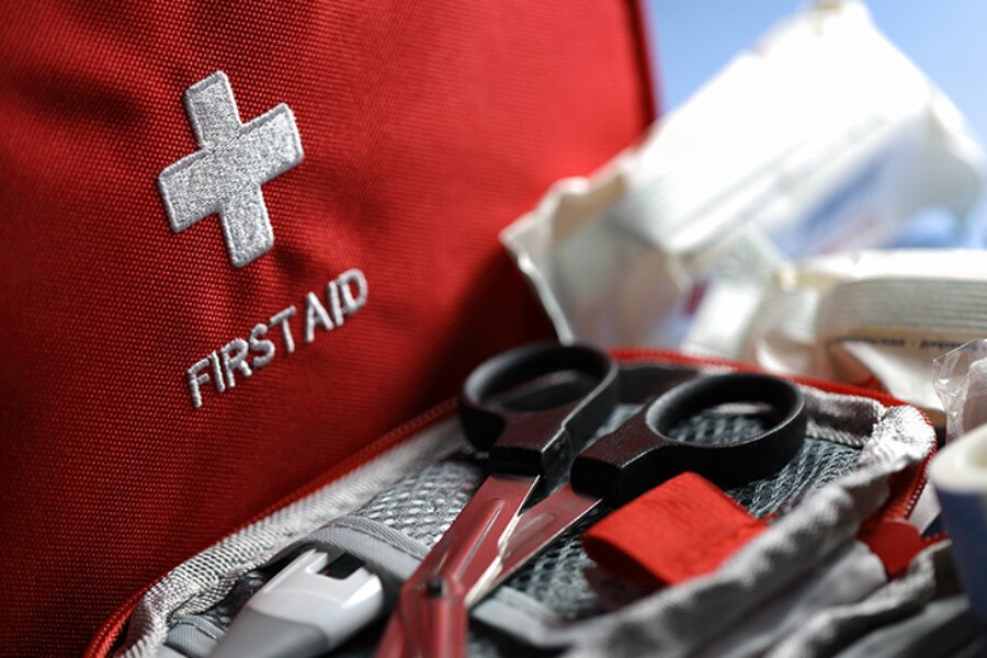 Apteczka i nożyczki medyczne. Zdroj: https://commons.wikimedia.org/wiki/File:A-first-aid-kit.jpg