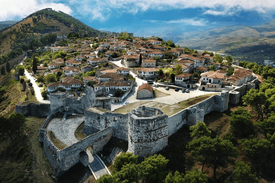 Albania, Berat. Źródło: https://www.pexels.com/cs-cz/foto/krajina-kopec-cestovani-hrad-5987058/