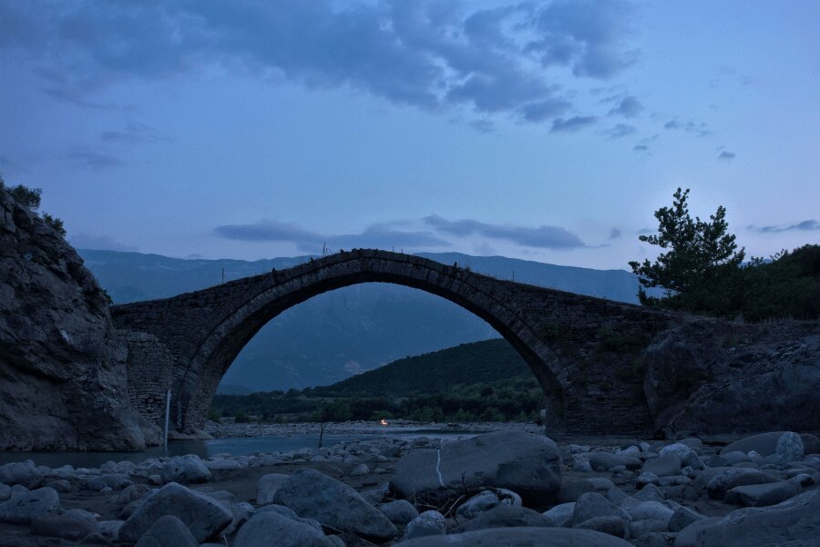 Albania, Lengarica. Źródło: https://commons.wikimedia.org/wiki/File:River_Lengarica_with_Ura_e_Kadiut_and_Mount_Nem%C3%ABr%C3%A7ka_and_bonfire.jpg