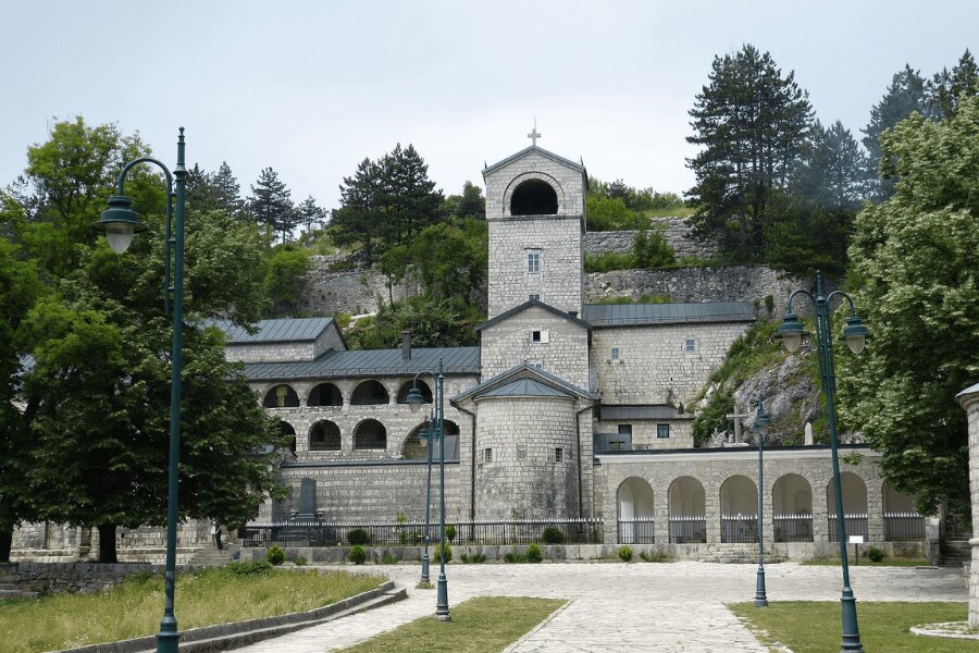 Czarnogóra, Cetinje. Źródło: https://pixabay.com/cs/photos/cetinje-%C4%8dern%C3%A1-hora-hlavn%C3%AD-m%C4%9Bsto-824518/