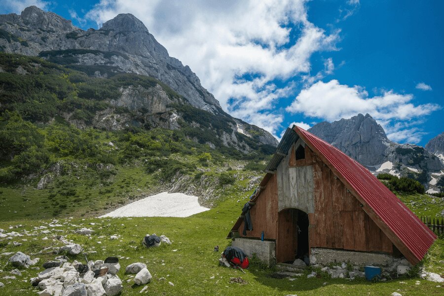 Czarnogóra, Durmitor. Źródło: https://www.pexels.com/cs-cz/foto/krajina-hora-dum-chata-3768736/