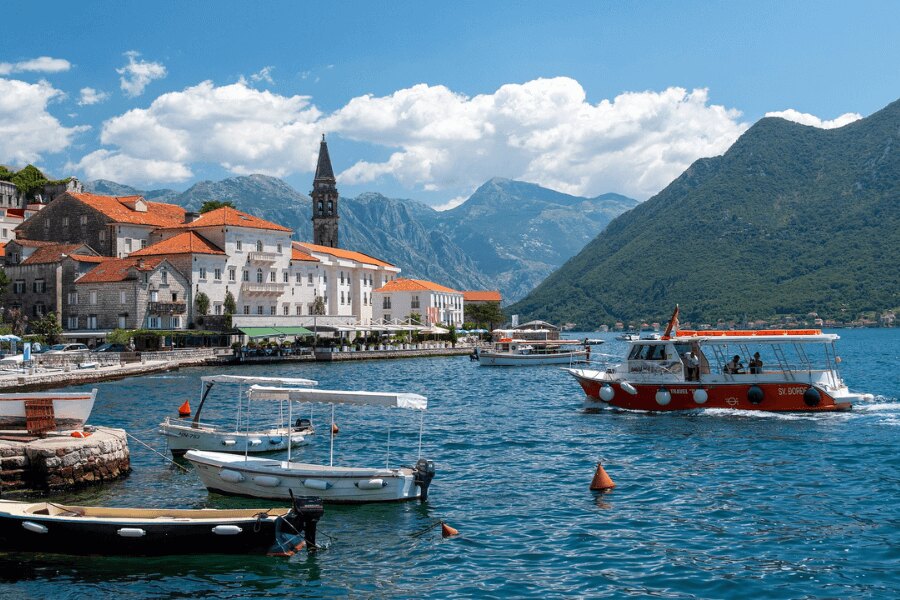 Czarnogóra, Boka Kotorska. Źródło: https://pixabay.com/cs/photos/perast-mo%C5%99e-%C4%8Dern%C3%A1-hora-lod%C4%9B-4613542/