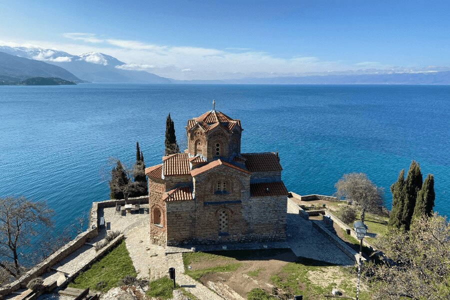 Macedonia Północna, Ochryda. Źródło: https://www.pexels.com/cs-cz/foto/ptaci-perspektivy-letecka-fotografie-ortodoxni-cirkev-ohrid-10331426/
