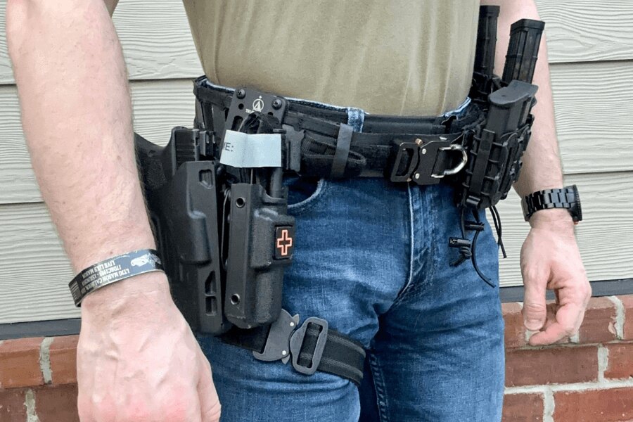Pas Magnetix Battle Belt Agilite Gear z kaburą, pistoletem i magazynkami. Źródło: agiliteinternational.com
