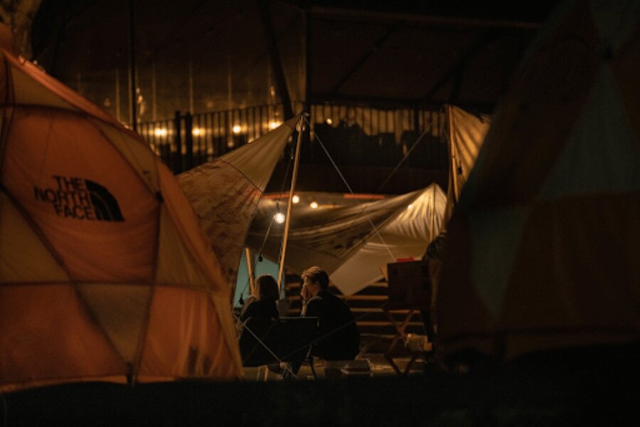 namioty na kempingu w nocy. Źródło: https://pixabay.com/cs/photos/kempov%C3%A1n%C3%AD-stan-p%C5%99%C3%ADtel-noc-4932314/