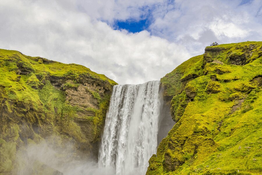 Laugavegur, Islandia. Źródło: https://www.pexels.com/cs-cz/foto/island-priroda-vyznacny-bod-vodopad-3593202/