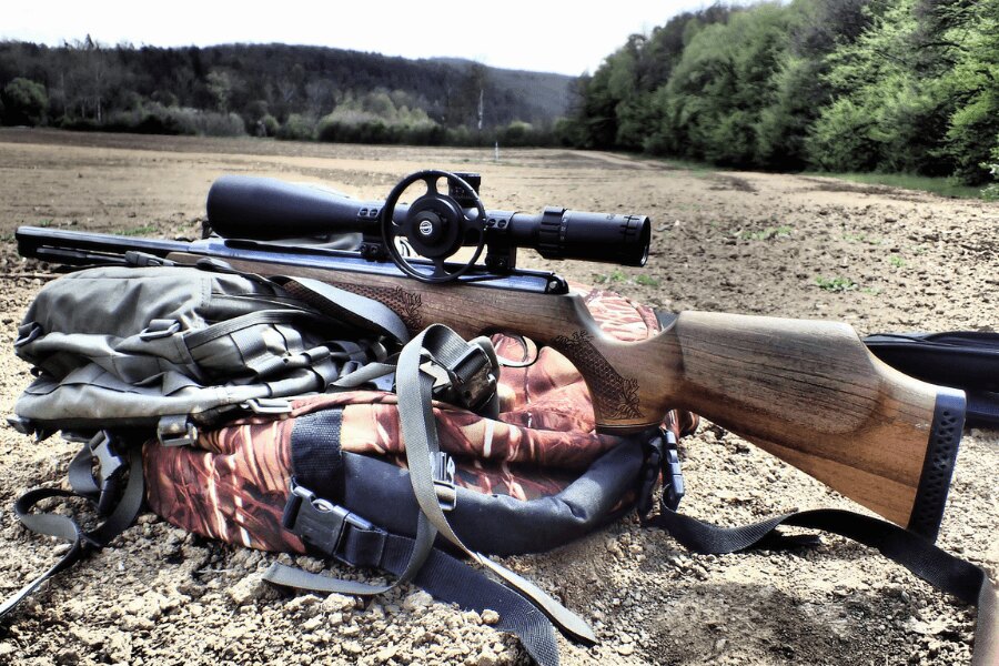Wiatrówka z optyką wsparta plecakiem. Źródło: https://pixabay.com/cs/photos/%C4%8F%C3%A1bel-diabols-airgun-zbra%C5%88-air-4944790/
