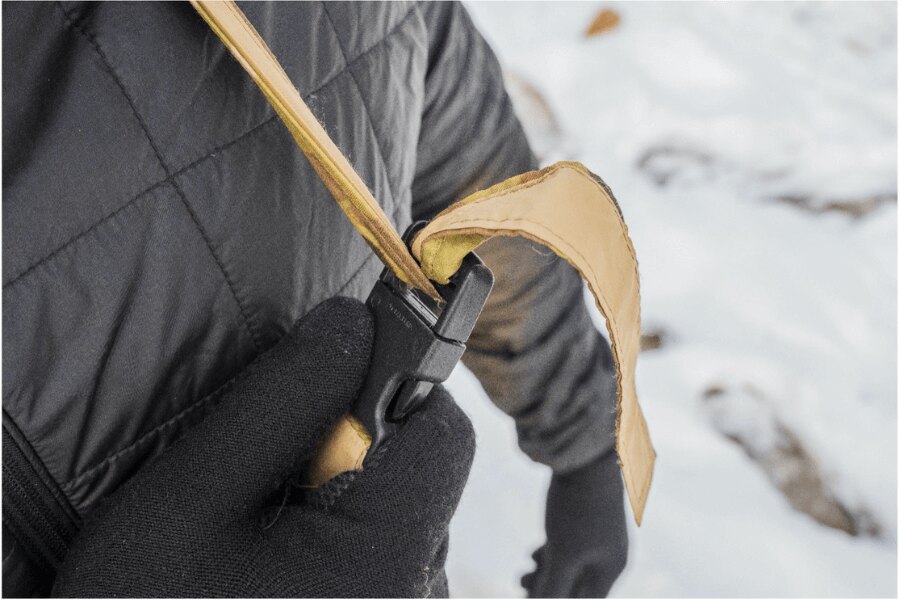 Spodnie Sleeka Reversible Salopettes Snugpak – Full Leg Zip. Fastexowa klamra na szelkach. Źródło: L.G. (autor)