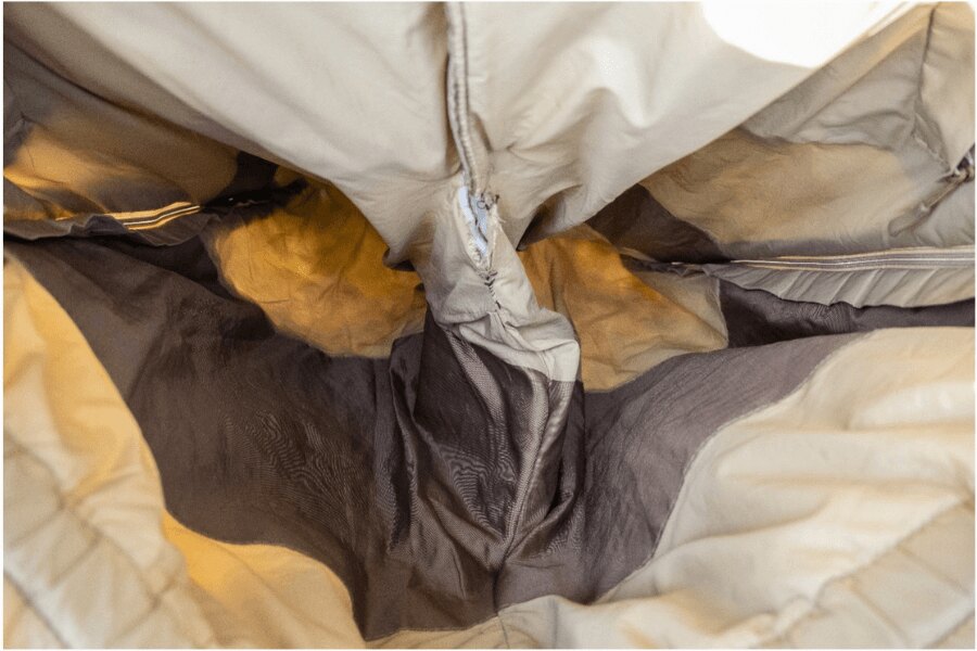 Spodnie Sleeka Reversible Salopettes Snugpak – Full Leg Zip. Wewnętrzna część i wzmocniony krok. Źródło: L.G. (autor)