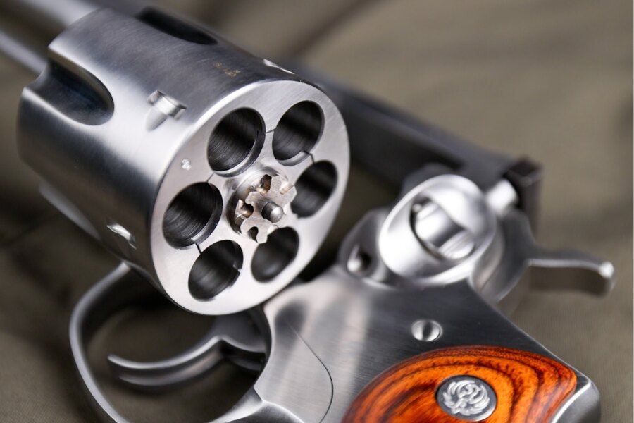 Rewolwer Ruger Redhawk. Źródło: Rigad