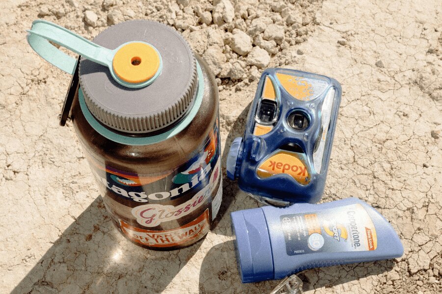 Butelka Nalgene i aparat Kodak. Źródło: https://www.pexels.com/cs-cz/foto/slunecni-bryle-suchy-analogovy-fotoaparat-lahev-2994107/