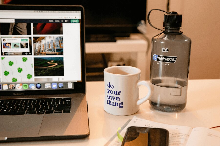 Butelka Nalgene na biurku obok MacBooka. Źródło: https://www.pexels.com/pl-pl/zdjecie/kawa-filizanka-notebook-internet-3959986/