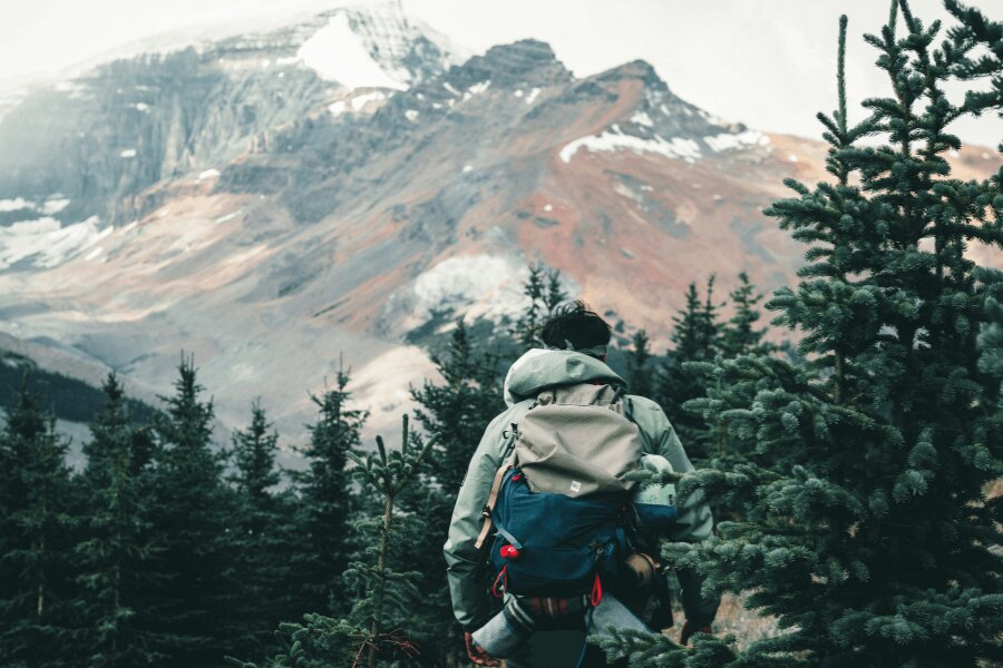 Mężczyzna w górach w funkcjonalnej kurtce. Źródło: https://www.pexels.com/cs-cz/foto/snih-osoba-hora-tramp-10772381/