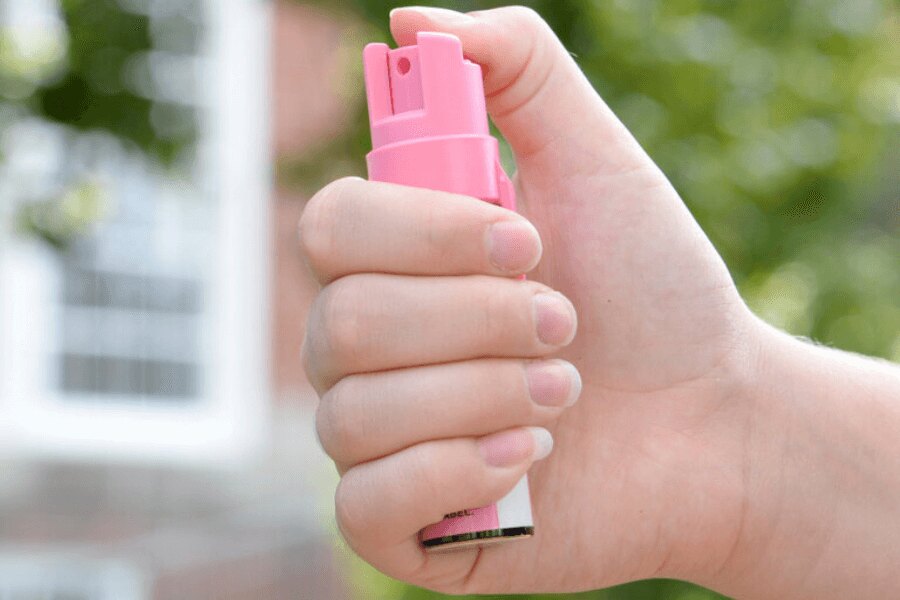 Kompaktowy spray obronny z klipsem Sabre Red<sup>®</sup>. Źródło: sabrered.com, Rigad.cz