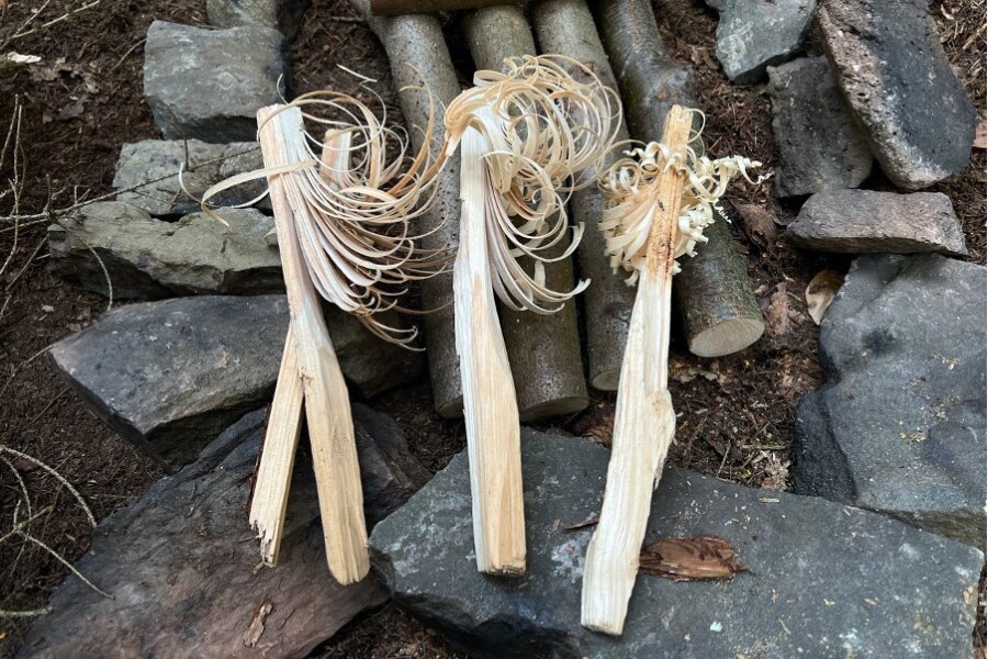 Featherstick, inaczej "włochaty patyk", służący do rozpalania ognia. Źródło: Sirka