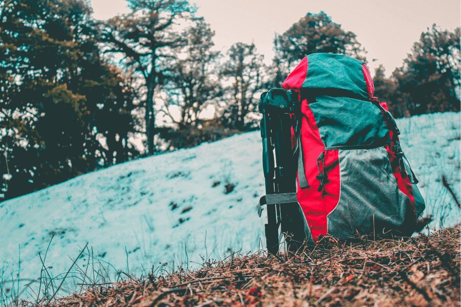 Plecak turystyczny na śniegu. Źródło: https://www.pexels.com/cs-cz/foto/1178525/