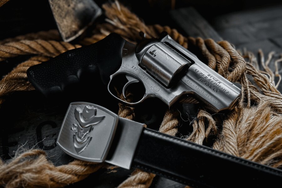 Rewolwer Ruger Super Redhawk Alaskan w kalibrze .454 Casull położony na linie obok skórzanego pasa.