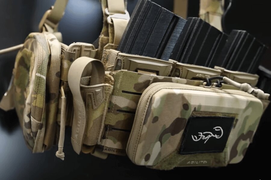 Przedni panel Chest Rig Reaper™ Agilite Gear<sup>&reg;</sup> wyposażony w kieszenie na magazynki i Battletech™ Phone Pouch: Źródło: Rigad - video