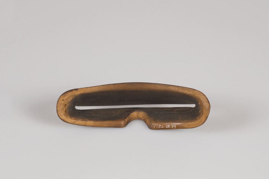 Okulary Eskimoskie: Źródło: https://commons.wikimedia.org/wiki/File:Wooden_Snow_Glasses_Given_to_Charles_and_Anne_Lindbergh_-_DPLA_-_b798fd8b44460bb63c76cbb3367abc33_(page_3).jpg