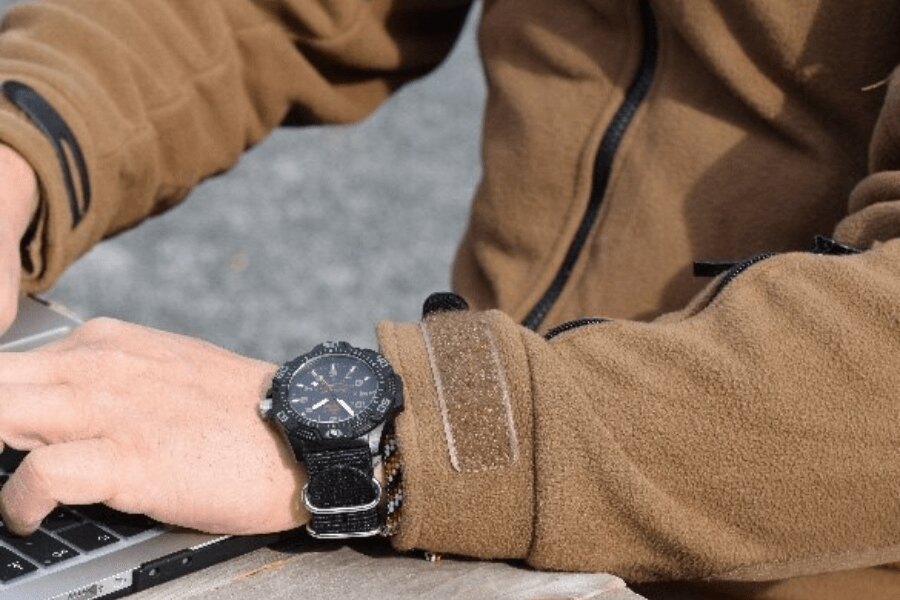 Bluza polarowa Patriot HF MK 2 Helikon-Tex<sup>®</sup>, detal rękawa z zegarkiem. Źródło: Rigad, Helikon-Tex