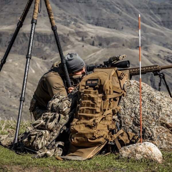 Strzelec wyborowy przy precyzyjnym strzale z plecakiem taktycznym Mission Assault Eberlestock<sup>®</sup> w ramach systemu EMOD. Źródło: eberlestock.com, Rigad