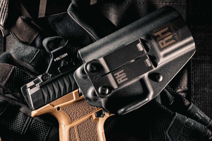 Pistolet Arex w kaburze RH Holsters. Źródło: Rigad