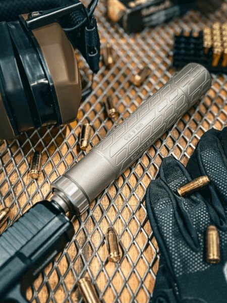 Tłumik do pistoletu 9 mm – praktyczny dodatek do strzelania sportowego i ochrony słuchu. Foto: Rigad