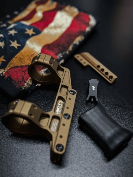 Unity Tactical – modułowy montaż na optykę w kolorze FDE z akcesoriami; szczegóły interfejsu dla bocznych dodatków i niskiego przedniego chwytu (hand stop). Foto: Rigad
